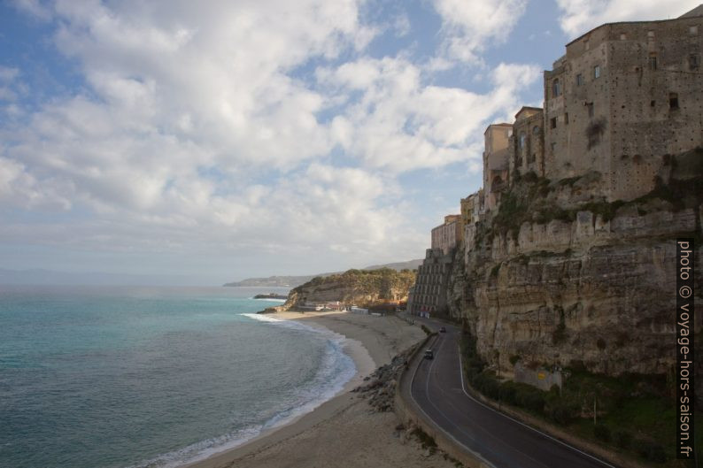 Plages, route et falaise de Tropea. Photo © Alex Medwedeff