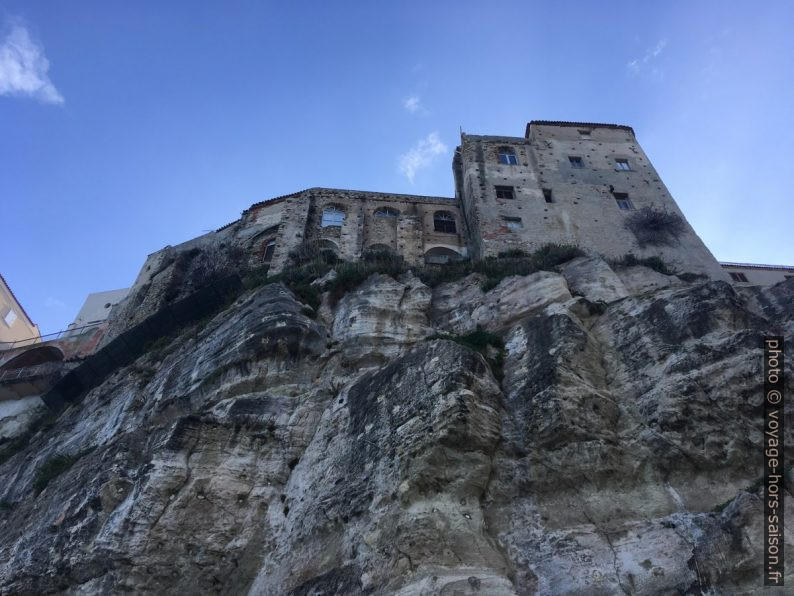 Immeubles de Tropea au bord de la falaise. Photo © Alex Medwedeff