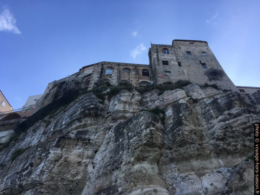 Immeubles de Tropea au bord de la falaise. Photo © Alex Medwedeff