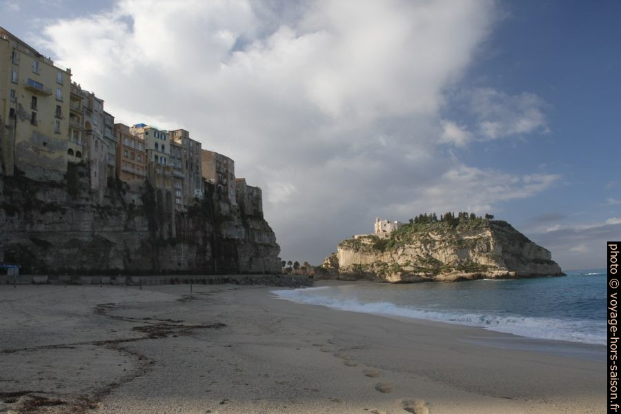 Immeubles de Tropea au bord de la falaise et Santa Maria dell'Isola. Photo © Alex Medwedeff