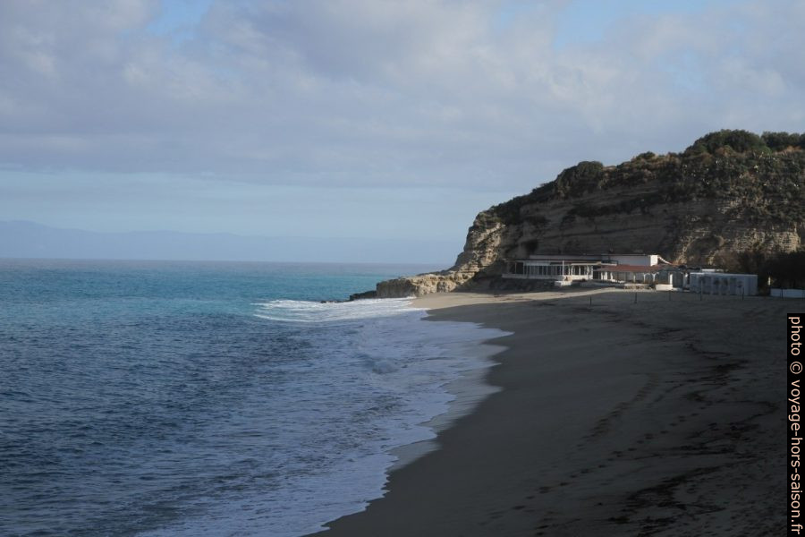 Plage au nord de Tropea et le Scoglio San Leonardo. Photo © Alex Medwedeff