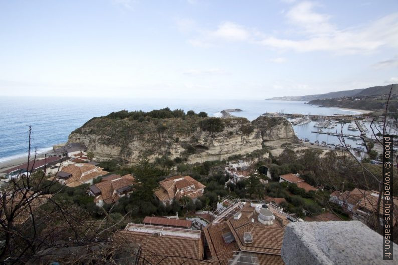 Scoglio San Leonardo entre Tropea et son port. Photo © André M. Winter