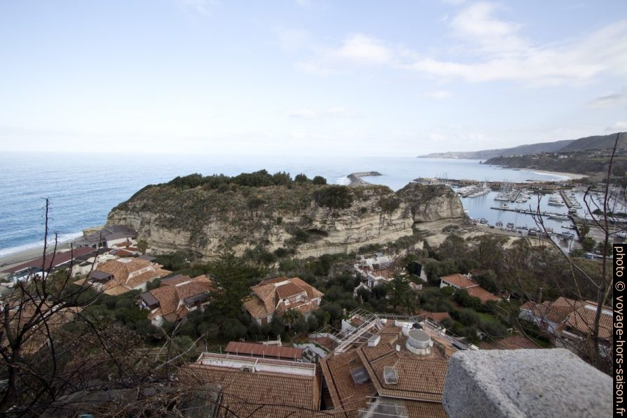 Scoglio San Leonardo entre Tropea et son port. Photo © André M. Winter