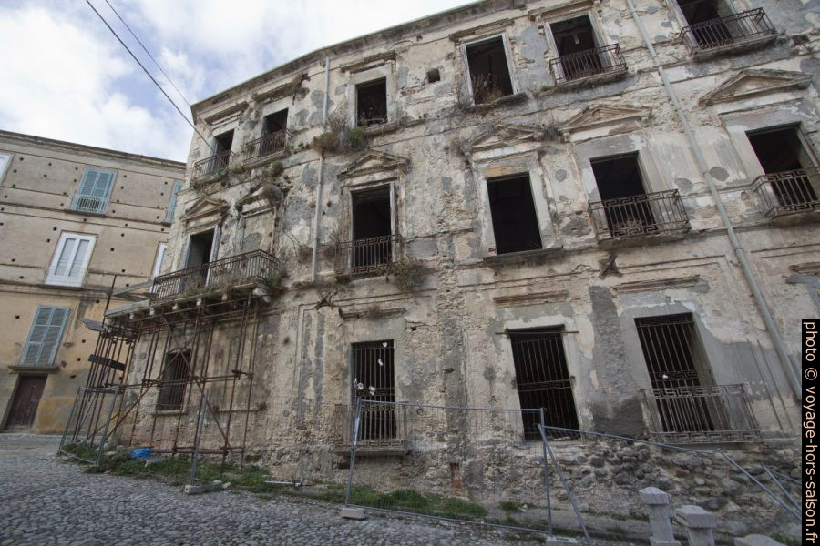 Ruine monumentale du Palazzo Giffone en plein centre de Tropea. Photo © André M. Winter