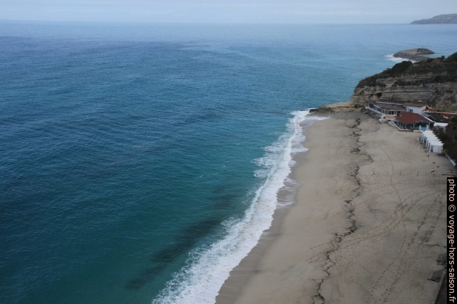 Plage au nord de Tropea et le Scoglio San Leonardo. Photo © Alex Medwedeff