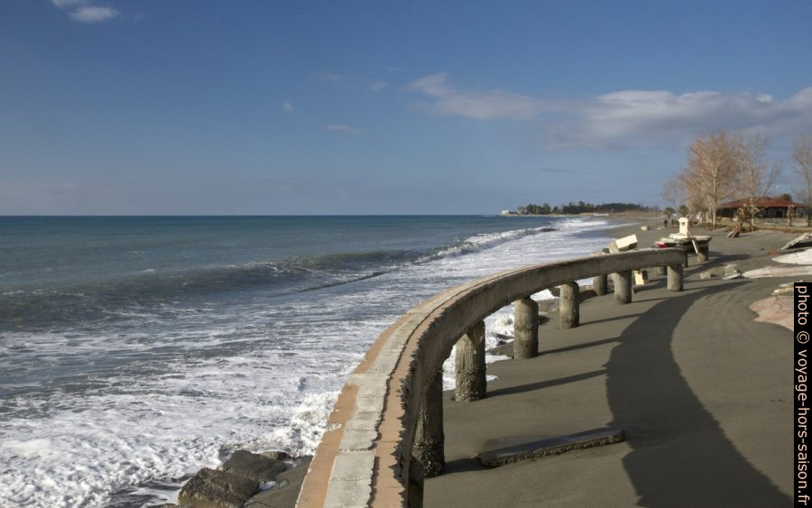 Ruine d'une scène en bord de mer à Nocera Terinese. Photo © Alex Medwedeff