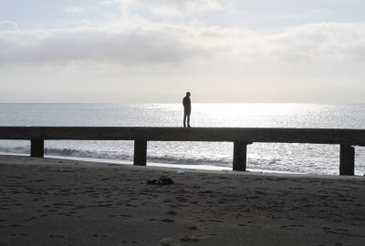 André sur une ruine sur la plage de Nocera Terinese. Photo © Alex Medwedeff