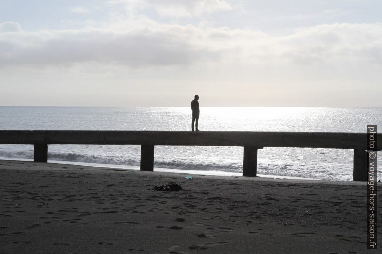André sur une ruine sur la plage de Nocera Terinese. Photo © Alex Medwedeff
