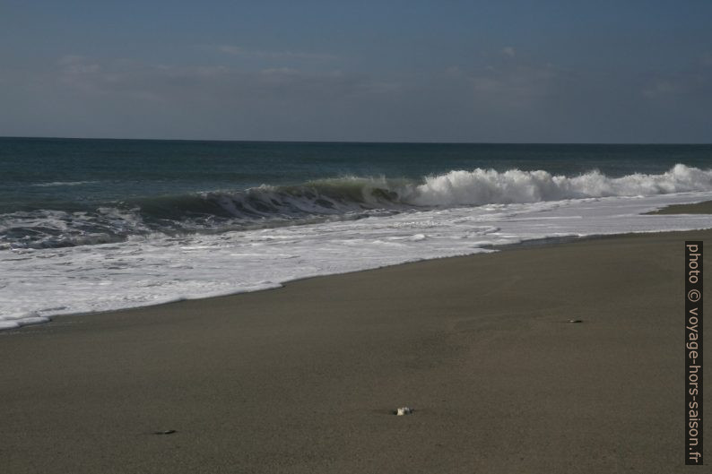 Déferlante sur la plage Nocera Terinese. Photo © Alex Medwedeff