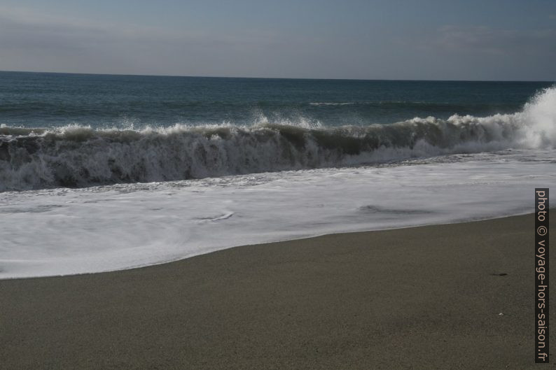 Vague sur la plage Nocera Terinese en hiver. Photo © Alex Medwedeff