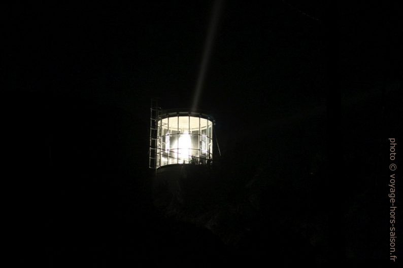 Lanterne du phare de Palinuro illuminée. Photo © André M. Winter