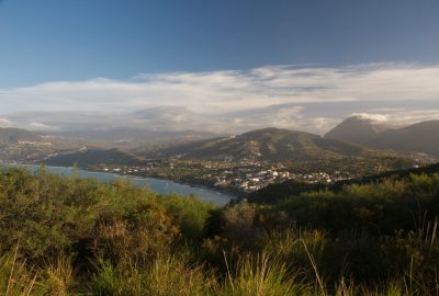 Palinuro, sa côte et ses montagnes vues du phare. Photo © Alex Medwedeff