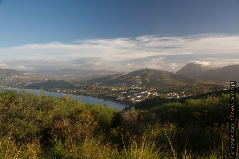Palinuro, sa côte et ses montagnes vues du phare. Photo © Alex Medwedeff