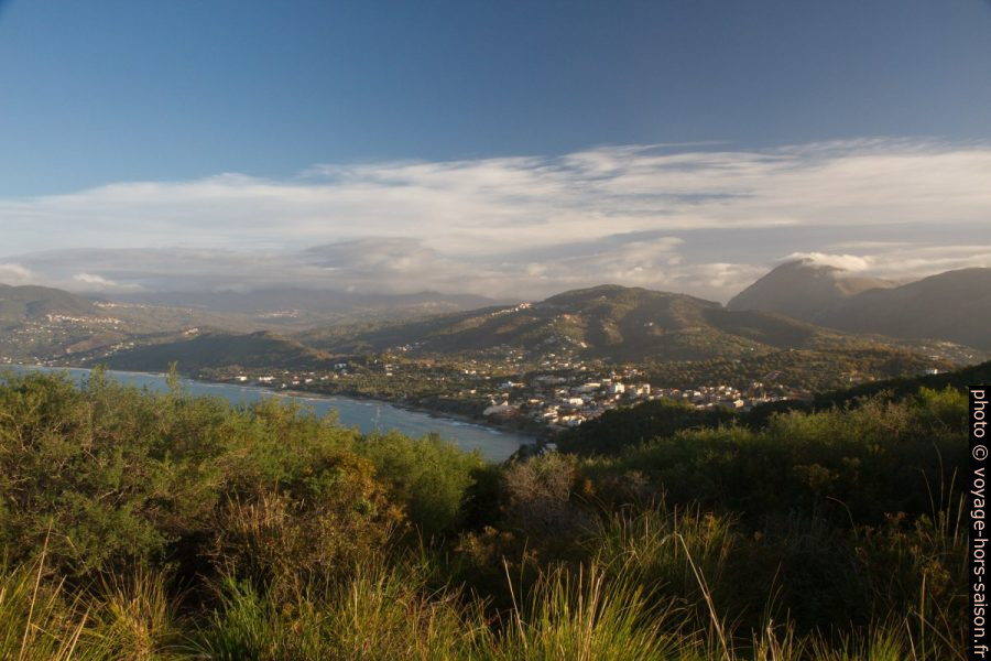 Palinuro, sa côte et ses montagnes vues du phare. Photo © Alex Medwedeff