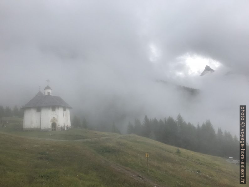 La Chapelle des Vernettes dans la brume. Photo © Alex Medwedeff