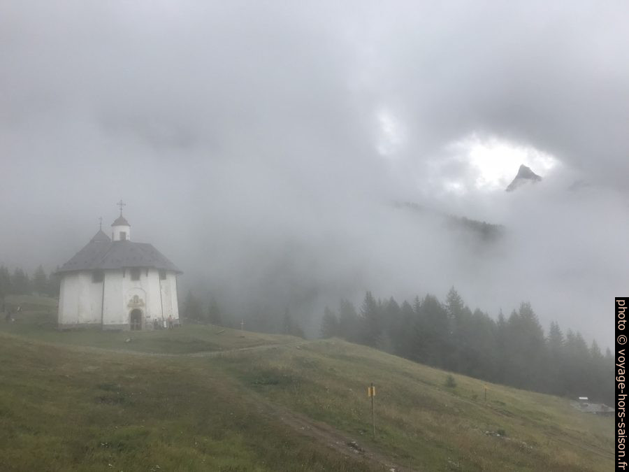 La Chapelle des Vernettes dans la brume. Photo © Alex Medwedeff