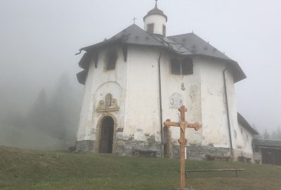 La Chapelle des Vernettes dans la brume. Photo © Alex Medwedeff