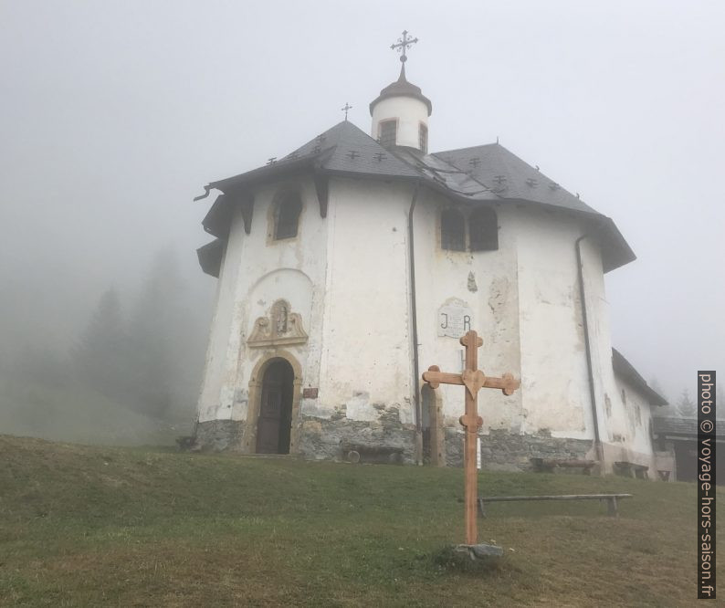 La Chapelle des Vernettes dans la brume. Photo © Alex Medwedeff