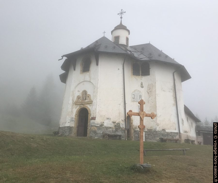 La Chapelle des Vernettes dans la brume. Photo © Alex Medwedeff