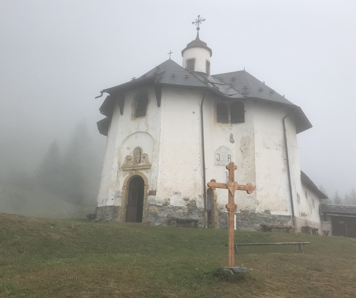 La Chapelle des Vernettes dans la brume. Photo © Alex Medwedeff