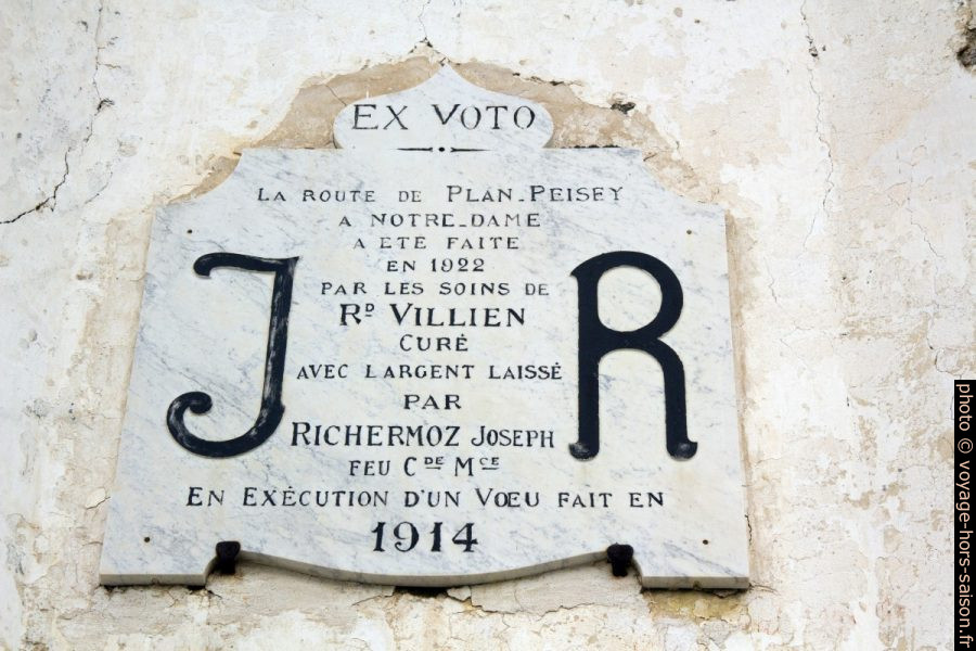 Ex-voto expliquant le financement de la route vers la Chapelle des Vernettes. Photo © André M. Winter