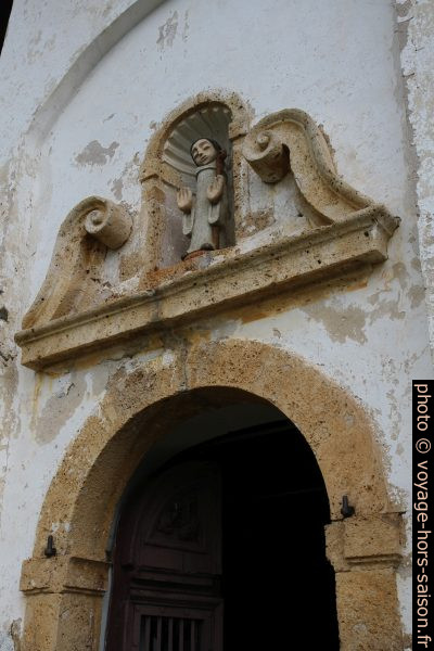 Figure naïve dans la niche au-dessus de la porte de la Chapelle des Vernettes. Photo © Alex Medwedeff