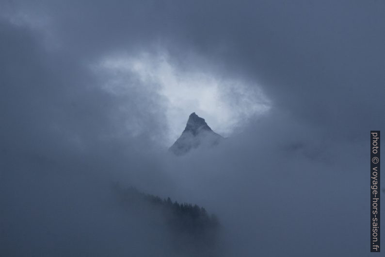 La Pointe de l'Aliet vue à travers les nuages. Photo © André M. Winter