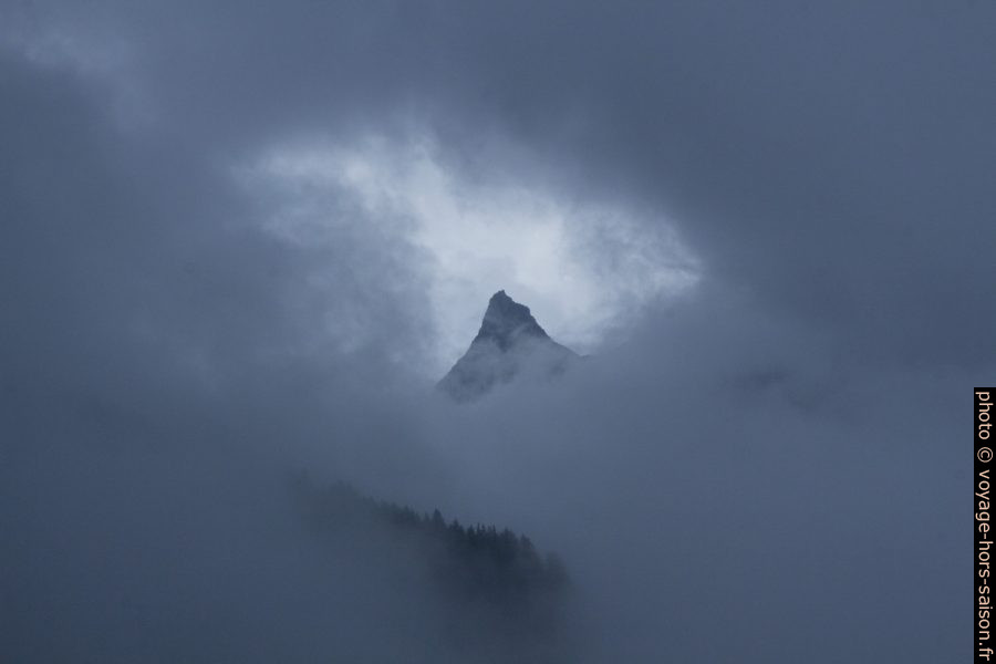 La Pointe de l'Aliet vue à travers les nuages. Photo © André M. Winter