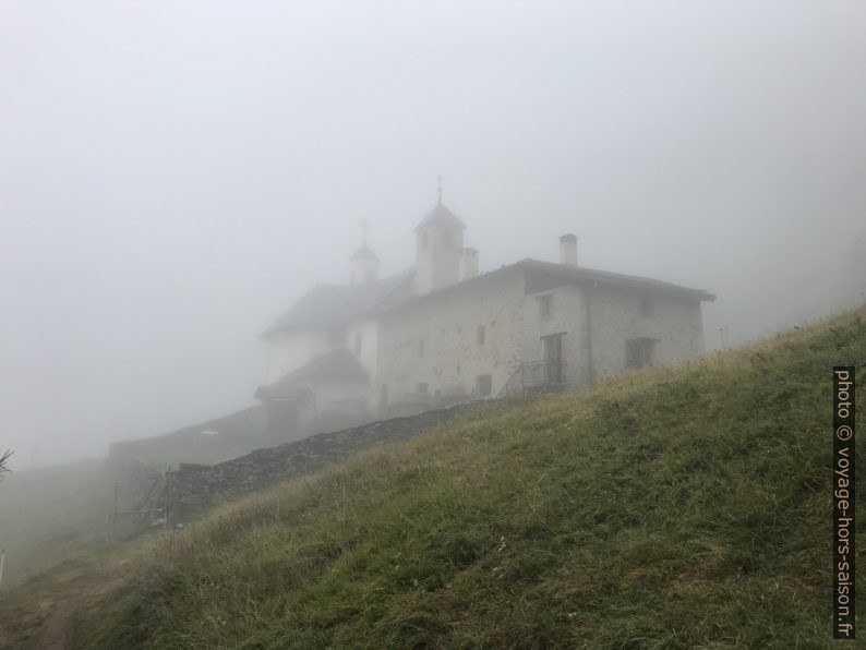 La Chapelle des Vernettes dans la brume. Photo © Alex Medwedeff