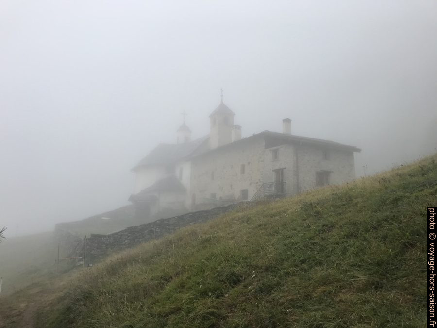 La Chapelle des Vernettes dans la brume. Photo © Alex Medwedeff