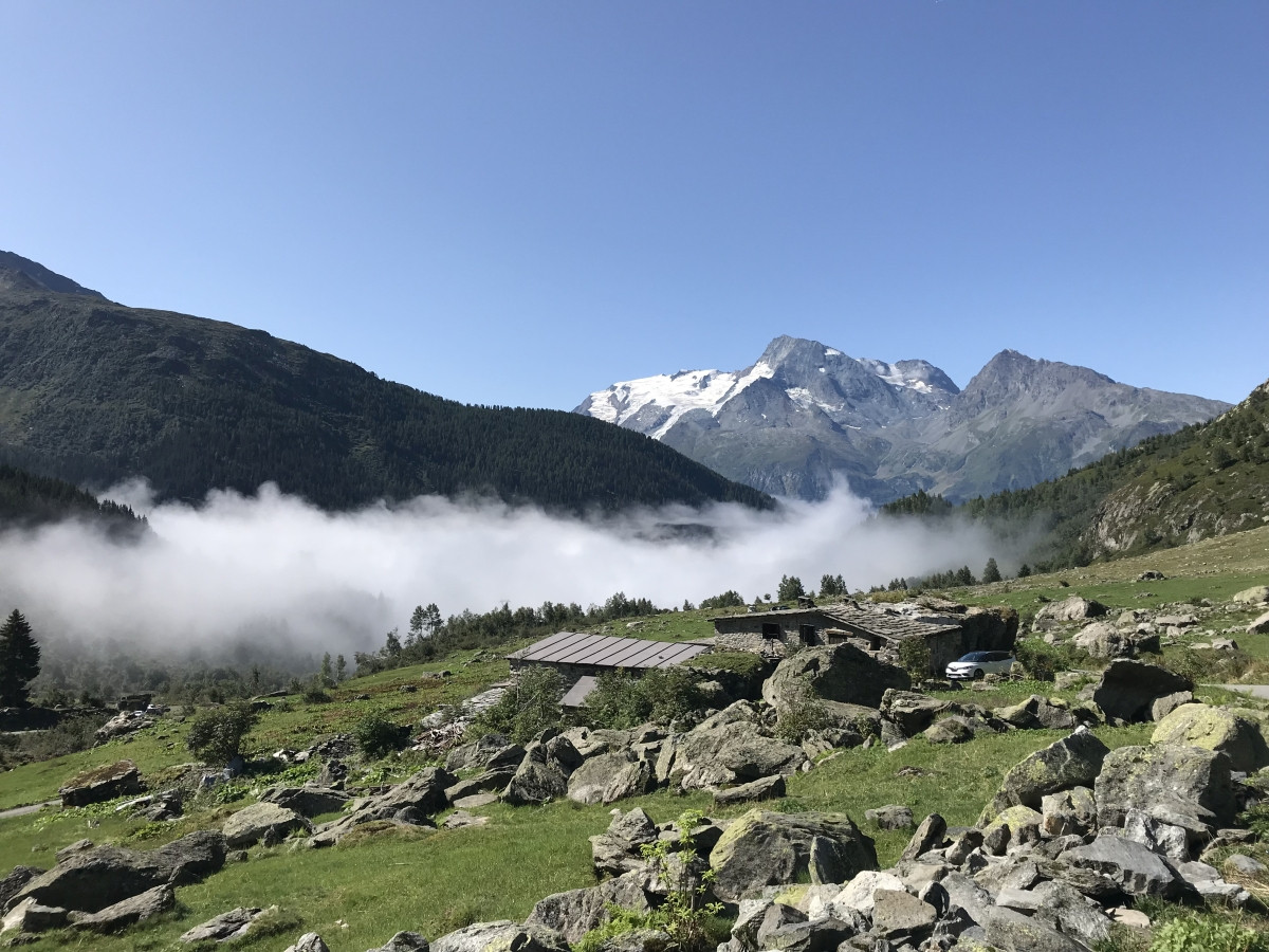 Hameau Pierre Giret et le Mont Pourri. Photo © Alex Medwedeff