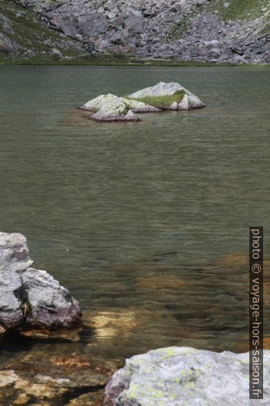 Rochers dans le Lac du Petit. Photo © Alex Medwedeff