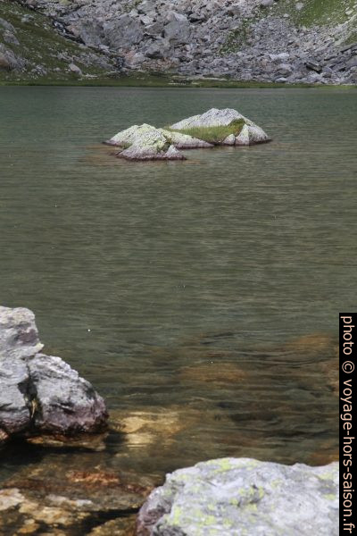 Rochers dans le Lac du Petit. Photo © Alex Medwedeff