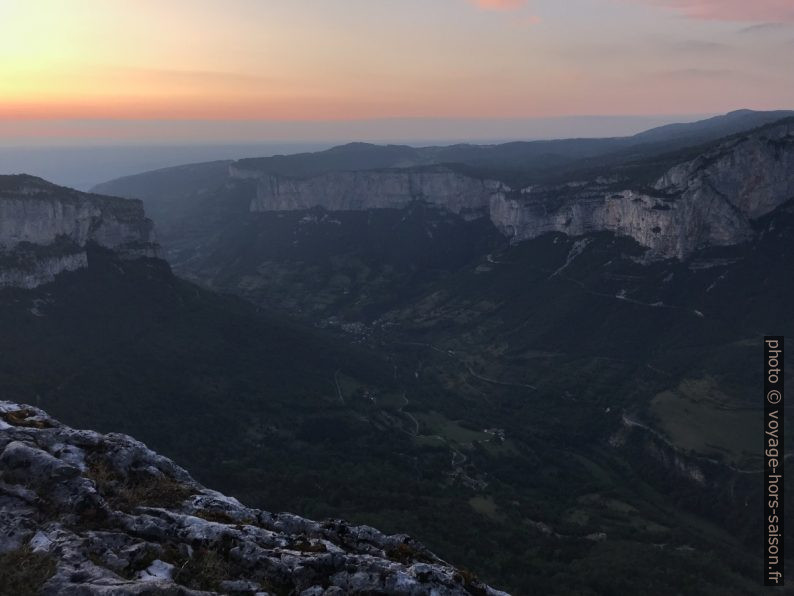 La nuit tombe sur la Vallée de la Bourne. Photo © Alex Medwedeff