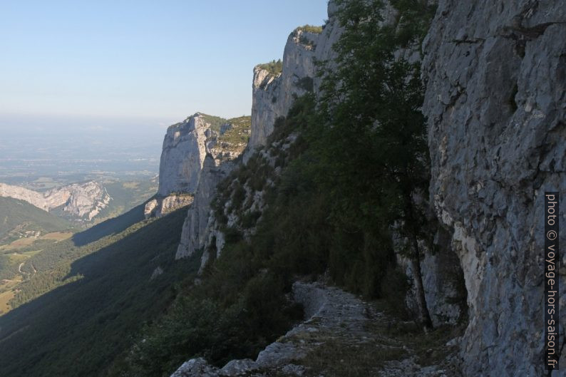 Chemin sous le Pas de l'Allier. Photo © Alex Medwedeff