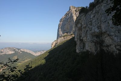 Vue vers l'accès au Pas des Voûtes. Photo © Alex Medwedeff