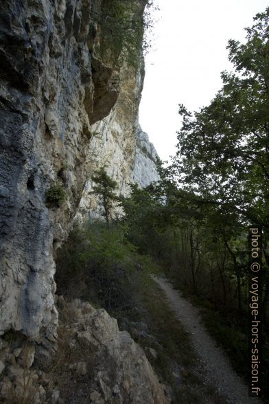 Le chemin sous la Petite Cornouze. Photo © André M. Winter