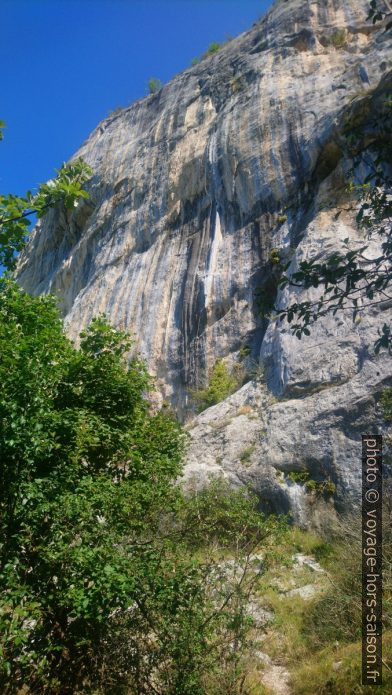 La falaise lisse sous le Pas des Voûtes. Photo © André M. Winter