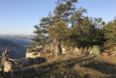 Notre tente au bord des Rochers du Bournillon. Photo © Alex Medwedeff