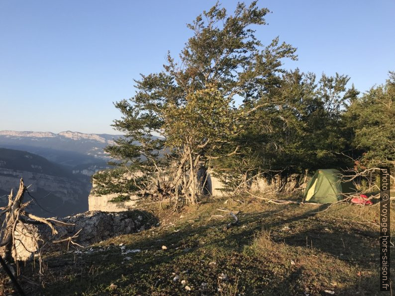 Notre tente au bord des Rochers du Bournillon. Photo © Alex Medwedeff