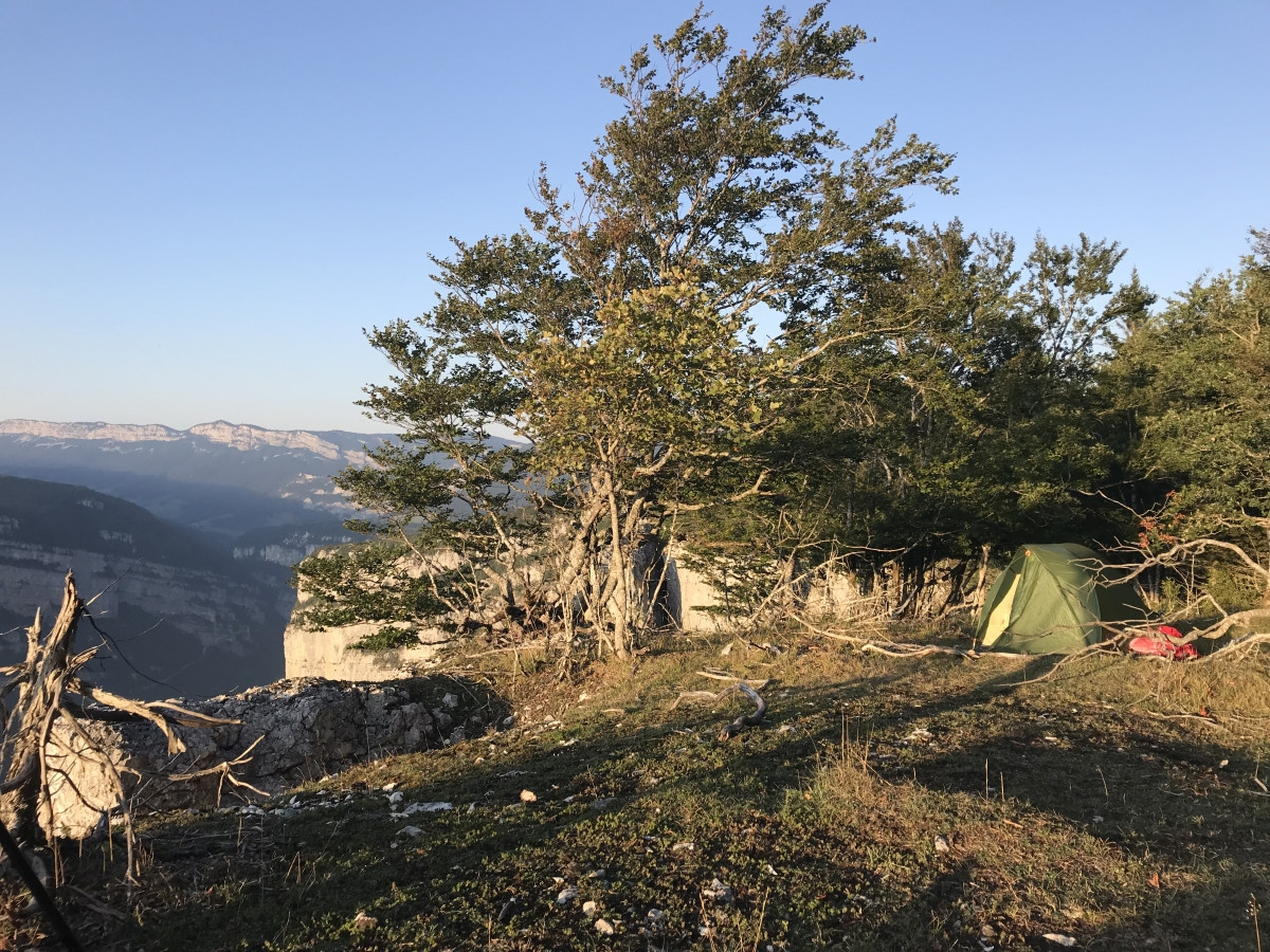 Notre tente au bord des Rochers du Bournillon. Photo © Alex Medwedeff