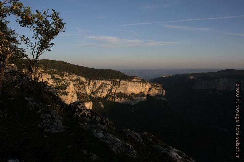 Lever du jour sur les Rochers du Bournillon. Photo © Alex Medwedeff