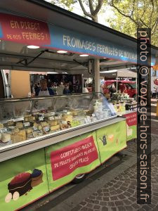 Stand de fromage au marché de St. Marcelin. Photo © Alex Medwedeff