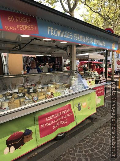 Stand de fromage au marché de St. Marcelin. Photo © Alex Medwedeff