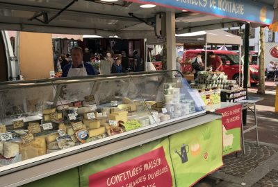 Stand de fromage au marché de St. Marcelin. Photo © Alex Medwedeff