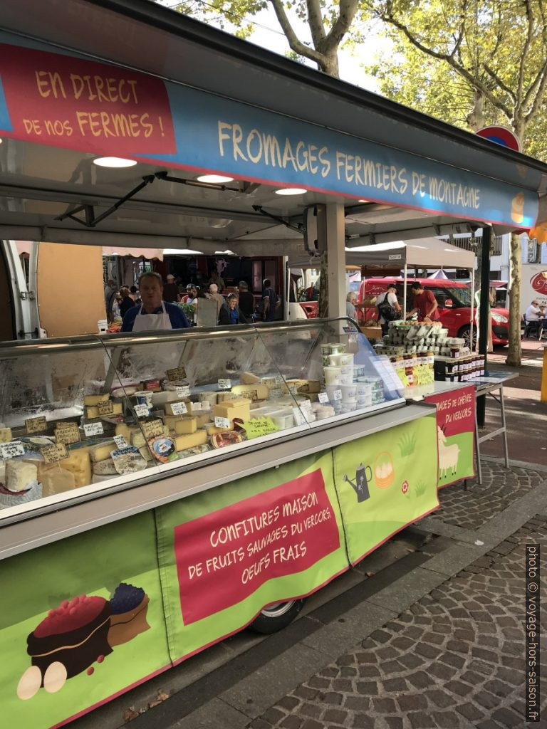Stand de fromage au marché de St. Marcelin. Photo © Alex Medwedeff