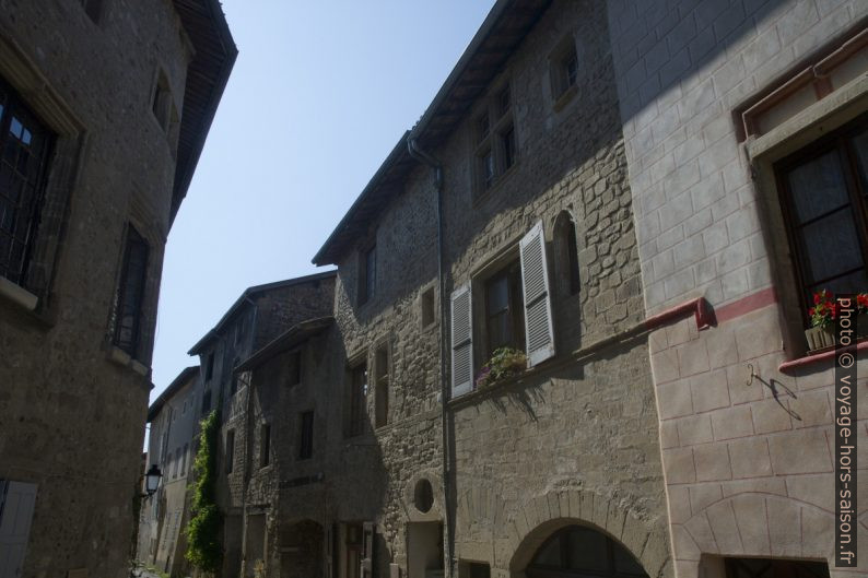 Dans les ruelles de Saint-Antoine-l'Abbaye. Photo © Alex Medwedeff