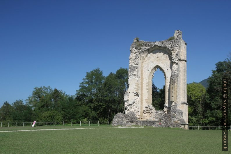 Ruine de la grande chapelle du Château de Beauvoir. Photo © Alex Medwedeff