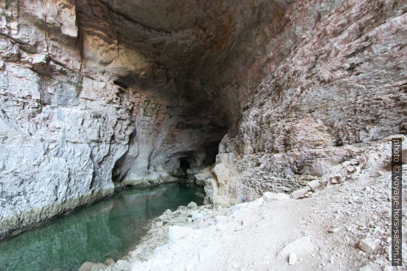 Entrée à la Grotte du Bournillon. Photo © André M. Winter