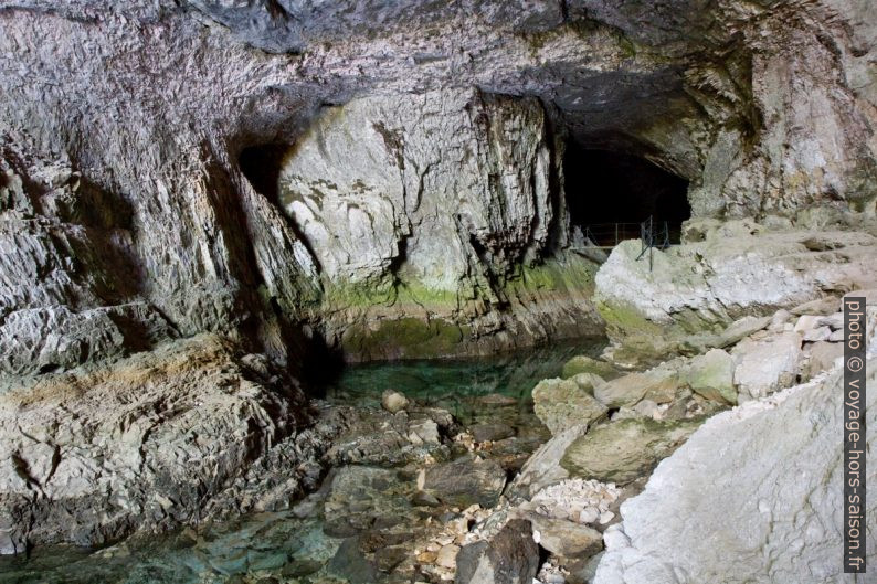 Première salle de la Grotte du Bournillon. Photo © Alex Medwedeff